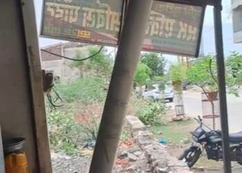 पाली-तेज रफ्तार कार शॉप के आगे पिलर से टकराई हादसे में टीन शेड टूटा