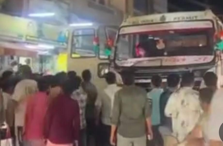 जालोर में ट्रक ने बाइक को कुचलाः दो युवक गंभीर घायल, एक गुजरात रेफर, ट्रक ड्राइवर गिरफ्तार