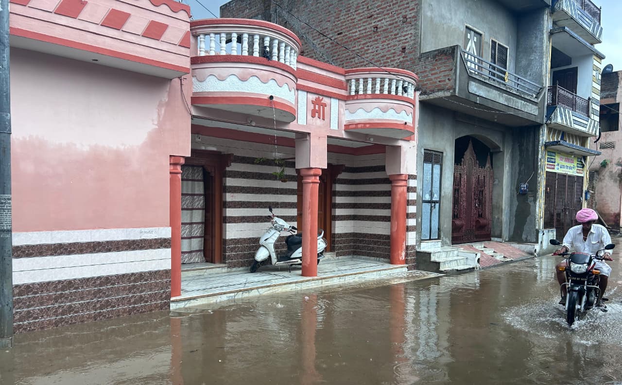 बीजापुर,चामुण्डेरी,भाटूण्द सहित एक दर्जन गांव ढाणियों में हुई तेज बारिश , सड़को पर बहने लगा पानी