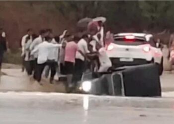 बारिश से नदी-नालों में आया-पानीः रोपसी नदी में जीप बही, ग्रामीणों ने रेस्क्यू किया
