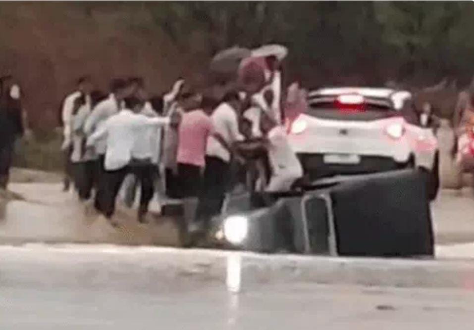बारिश से नदी-नालों में आया-पानीः रोपसी नदी में जीप बही, ग्रामीणों ने रेस्क्यू किया