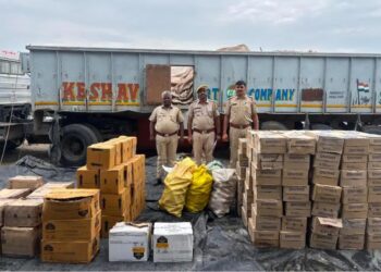 अवैध शराब से भरा ट्रेलर पकड़ा: 125 पेटी बीयर और 56 पेटी अंग्रेजी शराब जब्त, एक तस्कर गिरफ्तार