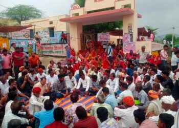 झिंझारड़ी गांव में मांगों को लेकर सेवा शिविर का बहिष्कार, पंचायत के बाहर धरने पर बैठे ग्रामीण