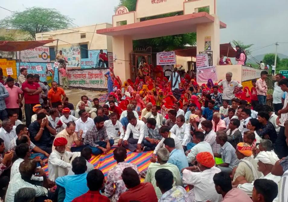 झिंझारड़ी गांव में मांगों को लेकर सेवा शिविर का बहिष्कार, पंचायत के बाहर धरने पर बैठे ग्रामीण