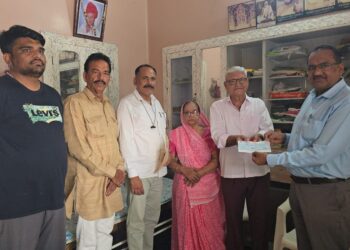 तखतगढ-चार साल बाद प्रशासन बिमार लाभाथीॅ के घर पहुंच दो पट्टे किए सुपुर्द तो घर मे आई खुशिया