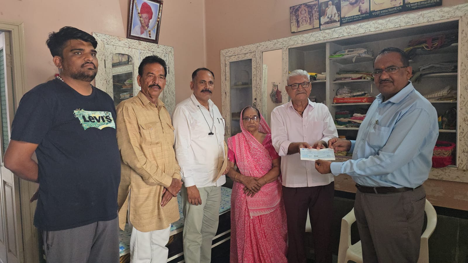 तखतगढ-चार साल बाद प्रशासन बिमार लाभाथीॅ के घर पहुंच दो पट्टे किए सुपुर्द तो घर मे आई खुशिया