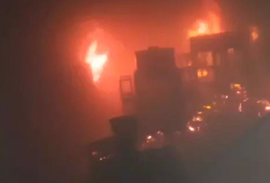 शिवगंज की अगरबत्ती फैक्ट्री में भीषण आगःधमाके से मुड़े शटर-टूटी दीवारें, लाखों का नुकसान; बड़ा हादसा टला