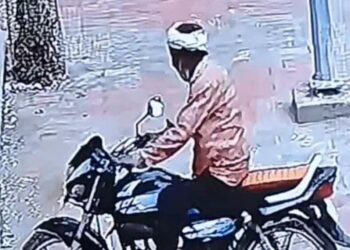 आबुरोड-चंद मिनटों में बाइक चोरी, हैंडल लॉक तोड़कर स्टार्ट की, चारों तरफ नजरें घूमाकर ले भागा चोर