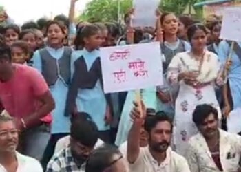 ऐलाना में स्कूल गेट पर स्टूडेंट्स ने लगाया तालाः बोले- टीचर्स के 24 में से 13 पद खाली, पढ़ाई पर हो रहा असर