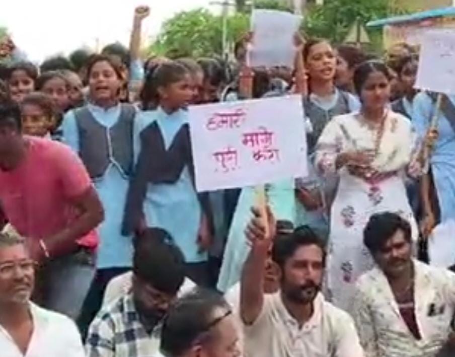 ऐलाना में स्कूल गेट पर स्टूडेंट्स ने लगाया तालाः बोले- टीचर्स के 24 में से 13 पद खाली, पढ़ाई पर हो रहा असर