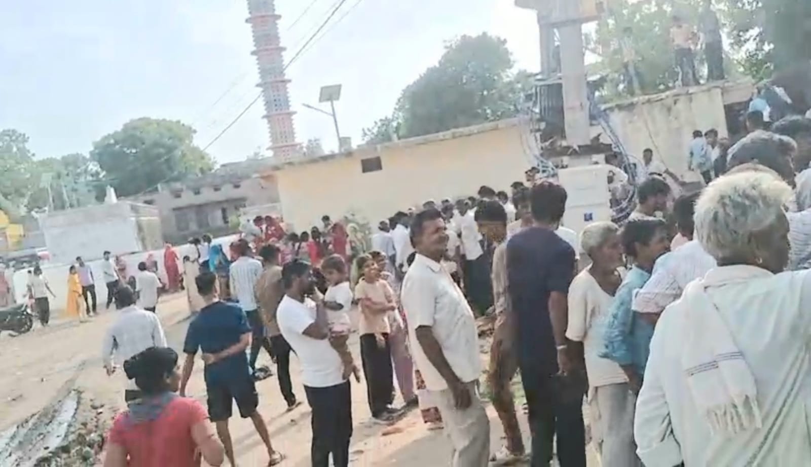 पावा के पावेश्वर महादेव मंदिर में चोरी का मामला,मंदिर के पीछे जाव में सामान मिलने की सूचना,पुलिस पहुंची,ग्रामीण हुए एकत्रित