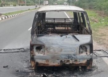 आबूरोड में कार में लगी आग, कार सवार फरारः हाईवे पेट्रोलिंग करते समय जलती दिखी कार, पुलिस जांच में जुटी