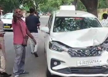 आबूरोड-कार ने टेंपो को मारी टक्करः कार का अगला हिस्सा क्षतिग्रस्त; हादसे में कोई घायल नहीं