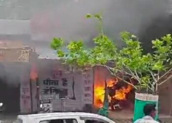 आबूरोड में बाइक रिपेयरिंग शॉप में लगी आगः दो झुलसे, गाड़ी ठीक करते समय शॉर्ट सर्किट हुआ