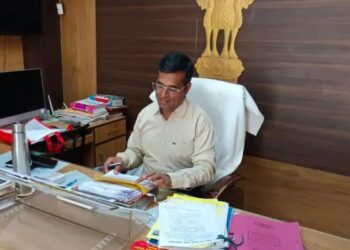 भीनमाल-रवि खन्ना ने ईओ का पदभार संभाला:रमेश कंसारा का रायपुर तबादला, शहर में व्यवस्थाओं को लेकर चर्चा