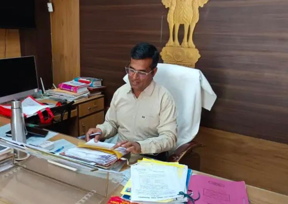 भीनमाल-रवि खन्ना ने ईओ का पदभार संभाला:रमेश कंसारा का रायपुर तबादला, शहर में व्यवस्थाओं को लेकर चर्चा