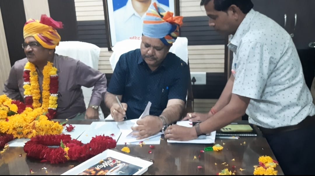तखतगढ़ नगर पालिका में बंजारा ने संभाली ईओ की जिम्मेदारी चौधरी को दी विदाई