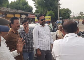 तखतगढ-कियोस्क हटेगे या रहेगे पर अभी भी संयम बरकरार,सार्वजनिक निर्माण विभाग अधिकारीयो एवं जनप्रतिनिधियो ने किया निरीक्षण