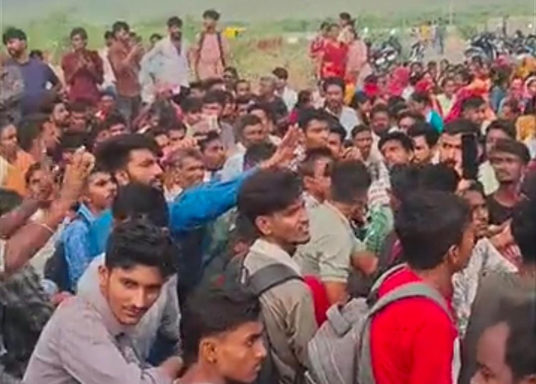 फालना में सैलो कंपनी के बाहर मजदूरों का प्रदर्शन: 8 घंटे ड्यूटी, दोगुना ओवरटाइम और समान वेतन सहित कई मांगे