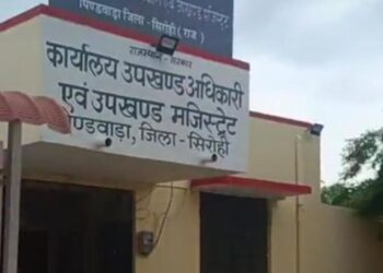 जमीन विवाद को लेकर भूख हड़ताल पर बैठा परिवारः एसडीएम कार्यालय के बाहर अनिश्चितकालीन धरना शुरू