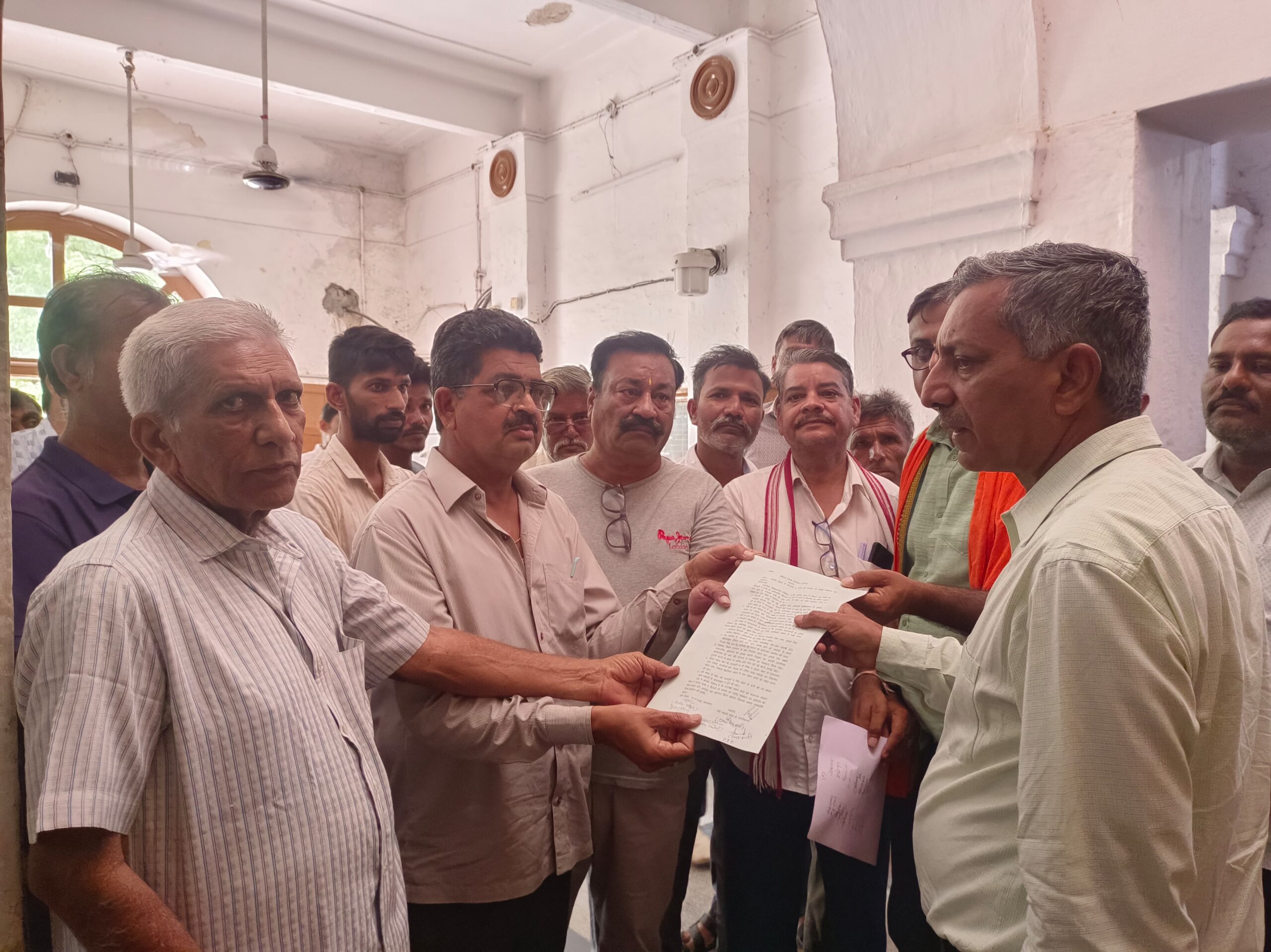 जालोर मे पानी और बिजली की समस्या से आम जनता त्रस्त,आक्रोशित लोगों ने अतिरिक्त कलेक्टर को सोपा ज्ञापन