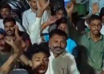 फालना सैलो कंपनी में मजदूरों का धरना जारीः कई दौर की वार्ता के बाद भी नहीं बनी बात, रात भर प्रदर्शन करते रहे मजदूर