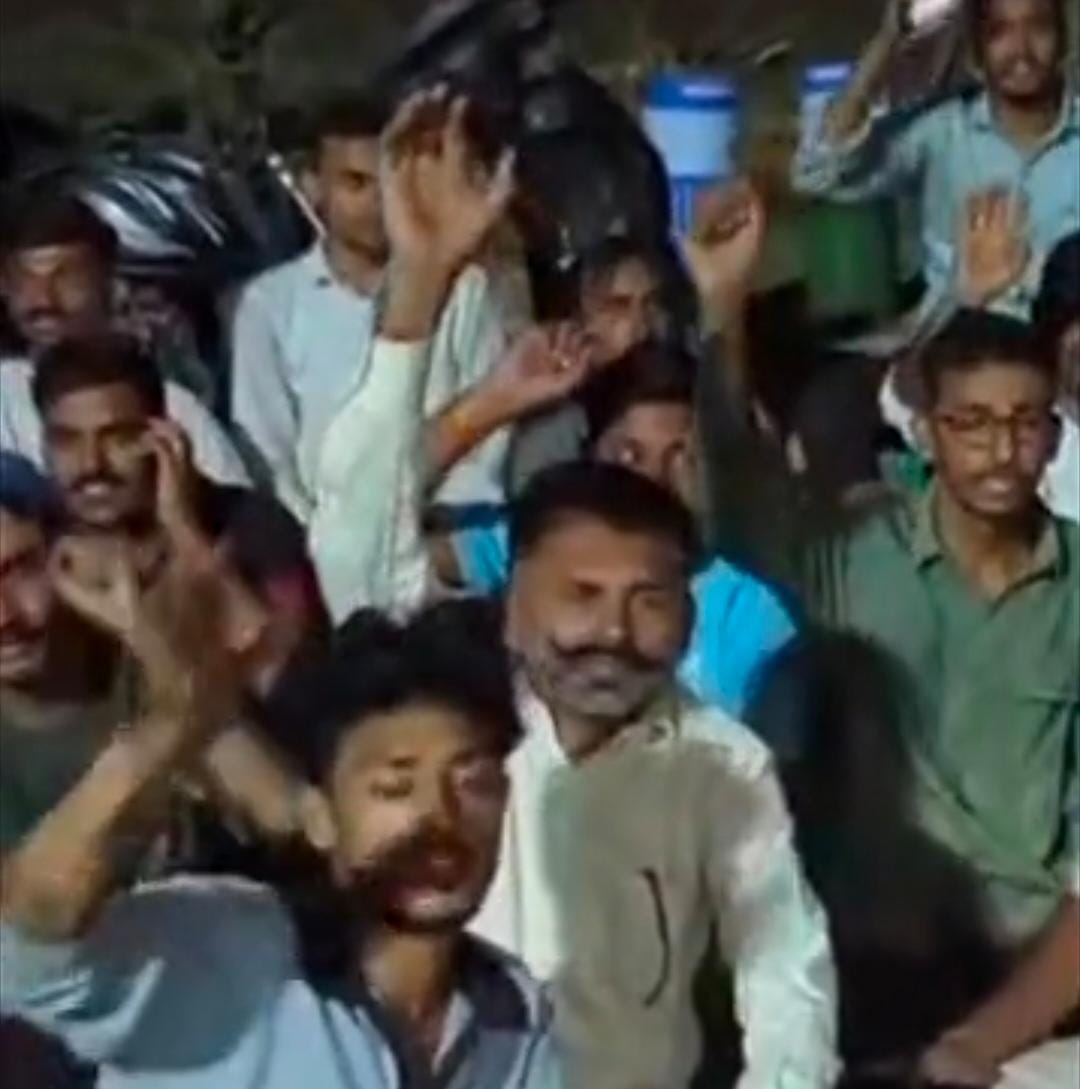 फालना सैलो कंपनी में मजदूरों का धरना जारीः कई दौर की वार्ता के बाद भी नहीं बनी बात, रात भर प्रदर्शन करते रहे मजदूर