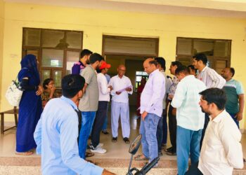 नाणा ग्राम में तृतीय श्रेणी शिक्षकों ने तबादला खोलने की मांग को लेकर नायब तहसीलदार को दिया ज्ञापन