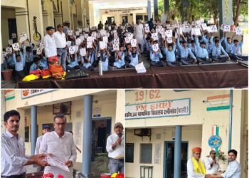 पीएम श्री रानी गांव में सुभाष खीमावत द्वारा2100 नोटबुक वितरण किया