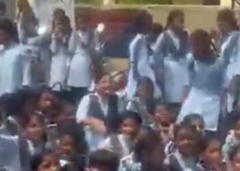 पोसालिया में शिक्षकों की कमी पर छात्र-छात्राओ ने स्कूल गेट पर ताला लगाकर किया प्रदर्शन