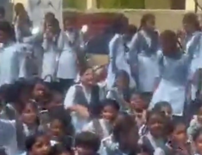 पोसालिया में शिक्षकों की कमी पर छात्र-छात्राओ ने स्कूल गेट पर ताला लगाकर किया प्रदर्शन
