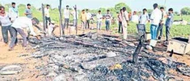 खेत में बने झोपड़े में आग, पिता-किशोरी झुलसे