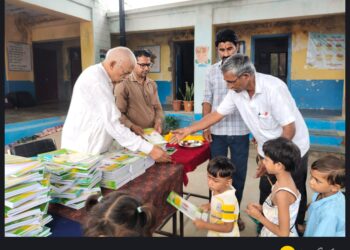 रानी-भामाशाहश्री युगराजजी जैन ने विद्यार्थियों को भेंट कीं 500 नोटबुक और 9 पालनहार की शाला फीस…