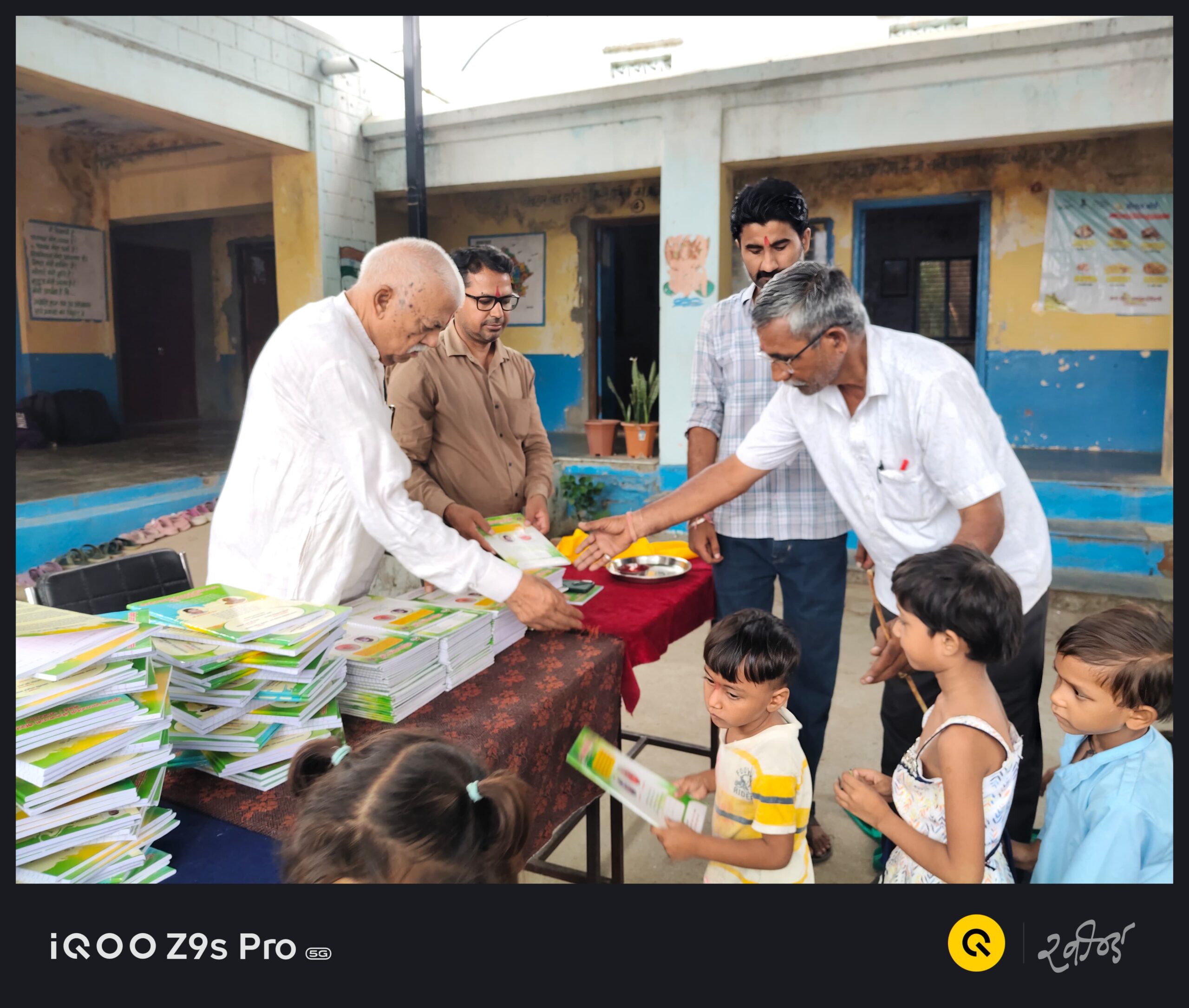 रानी-भामाशाहश्री युगराजजी जैन ने विद्यार्थियों को भेंट कीं 500 नोटबुक और 9 पालनहार की शाला फीस…