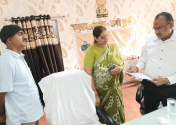 रानी कन्या महा विद्यालय व्याप्त समस्याओ के निराकरण हेतु रानी ई यो मगराज चौधरी को दिया ज्ञापन