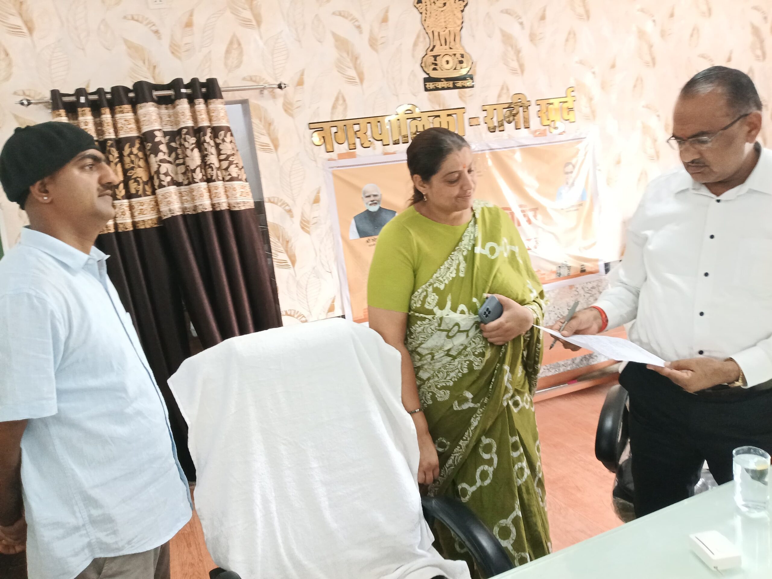 रानी कन्या महा विद्यालय व्याप्त समस्याओ के निराकरण हेतु रानी ई यो मगराज चौधरी को दिया ज्ञापन