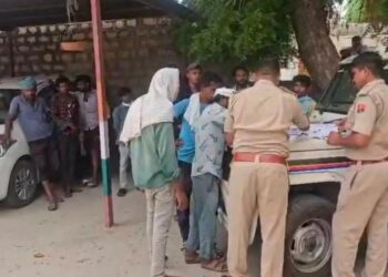 पत्नी के छोड़ने के 1 साल बाद पति ने किया सुसाइड: बेटे ने रिपोर्ट में कहा- मां के जाने के बाद डिप्रेशन में रहने लगे थे