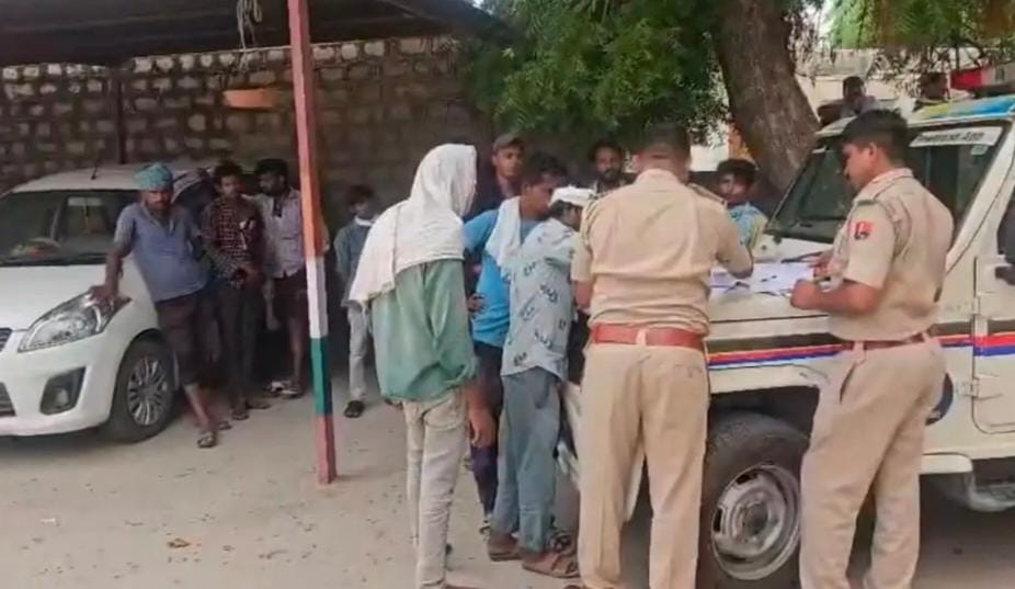 पत्नी के छोड़ने के 1 साल बाद पति ने किया सुसाइड: बेटे ने रिपोर्ट में कहा- मां के जाने के बाद डिप्रेशन में रहने लगे थे