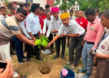 आबूरोड़-विधायक मोतीराम कोली दानवाव आवासीय विद्यालय पहुंचे: छात्रों से संवाद कर शिक्षण व्यवस्थाओं का लिया जायजा