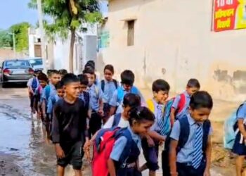 बिजोवा-आंगनबाड़ी और स्कूल के रास्ते में बड़े-बड़े गड्ढे, बारिश में पानी भरने से बच्चों व ग्रामीणों की बढ़ी परेशानी
