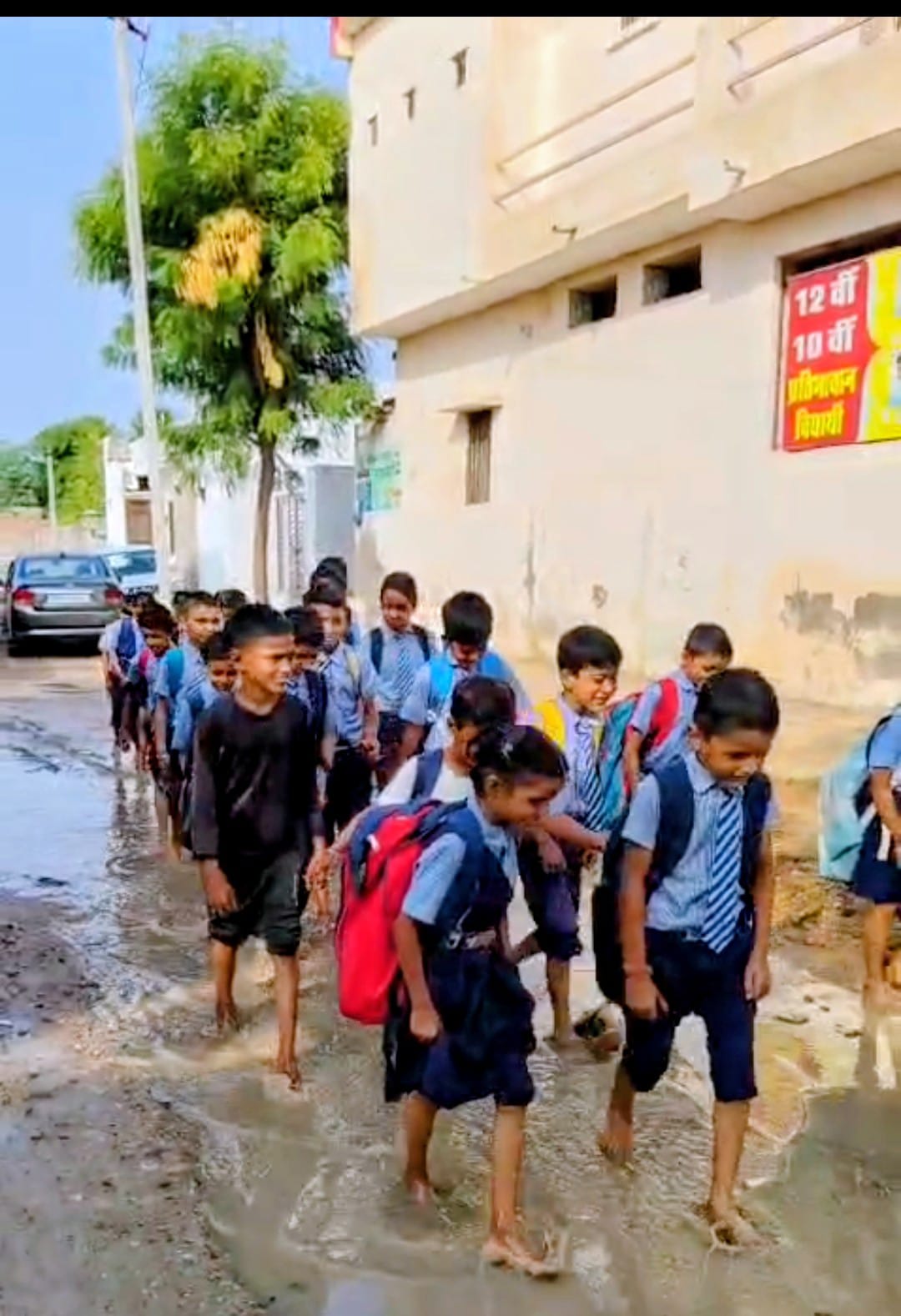 बिजोवा-आंगनबाड़ी और स्कूल के रास्ते में बड़े-बड़े गड्ढे, बारिश में पानी भरने से बच्चों व ग्रामीणों की बढ़ी परेशानी