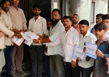 पेपर लीक को लेकर आदिवासी समिति ने प्रदर्शन कर राष्ट्रपति के नाम ज्ञापन सौंपा