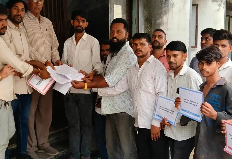 पेपर लीक को लेकर आदिवासी समिति ने प्रदर्शन कर राष्ट्रपति के नाम ज्ञापन सौंपा