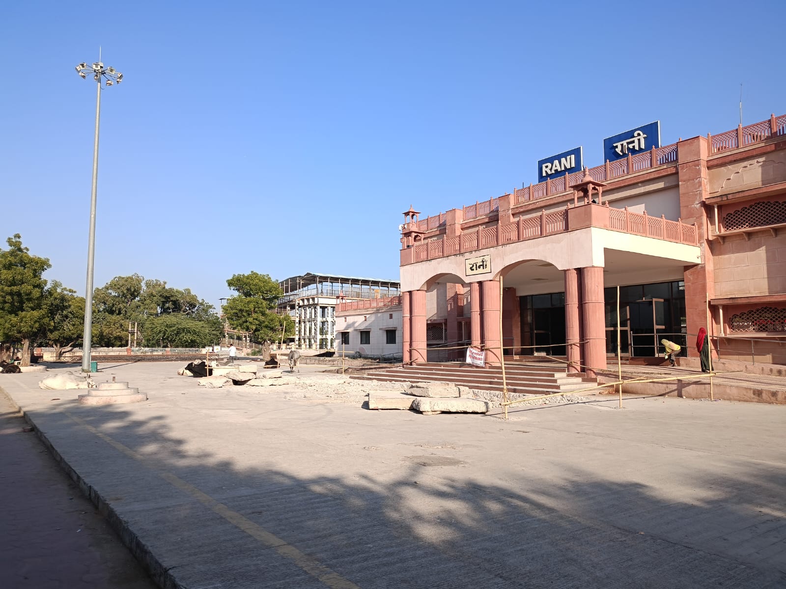 रानी-19 करोड़ आय वाला रानी स्टेशन फिर ठहराव से वंचित,प्रयागराज–वेरावल स्पेशल का रानी में ठहराव नहीं