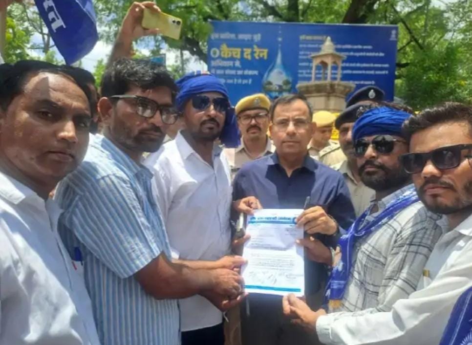 पाली में भीम आर्मी ने रैली निकाल SDM विमलेंद्र सिंह राणावतं को सौंपा ज्ञापन, पेपरलीक गिरोह पर कार्रवाई की मांग