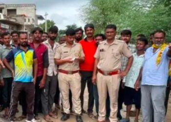 ट्रेलर की टक्कर से सांड की मौतः ग्रामीणों ने रास्ता जाम किया, पुलिस की समझाइश के बाद हुआ सुचारु