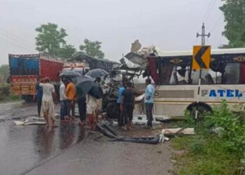 ट्रक बस में भिड़ंत, दो की मौत: बस में सवार 10 यात्री घायल, गुजरात जा रही बस सामने से जा भिड़ी