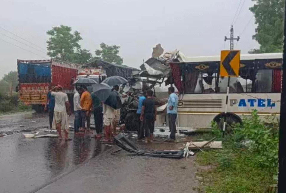 ट्रक बस में भिड़ंत, दो की मौत: बस में सवार 10 यात्री घायल, गुजरात जा रही बस सामने से जा भिड़ी
