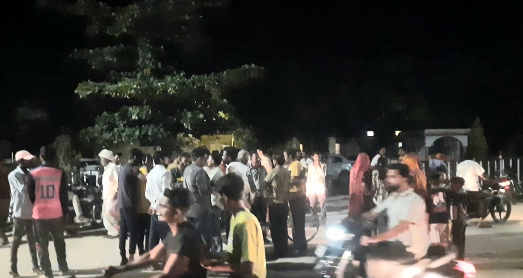 तखतगढ-फंदे पर लटकता मिला 10 वर्षीय बालक, परिजनों ने बताया हत्या का संदेह, देर शाम थाने के बाहर डटे रहे लोग