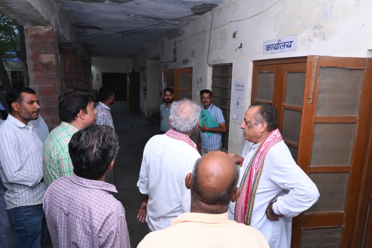 पशुपालन मंत्री ने किया बहुउद्देशीय पशु चिकित्सालय का औचक निरीक्षण